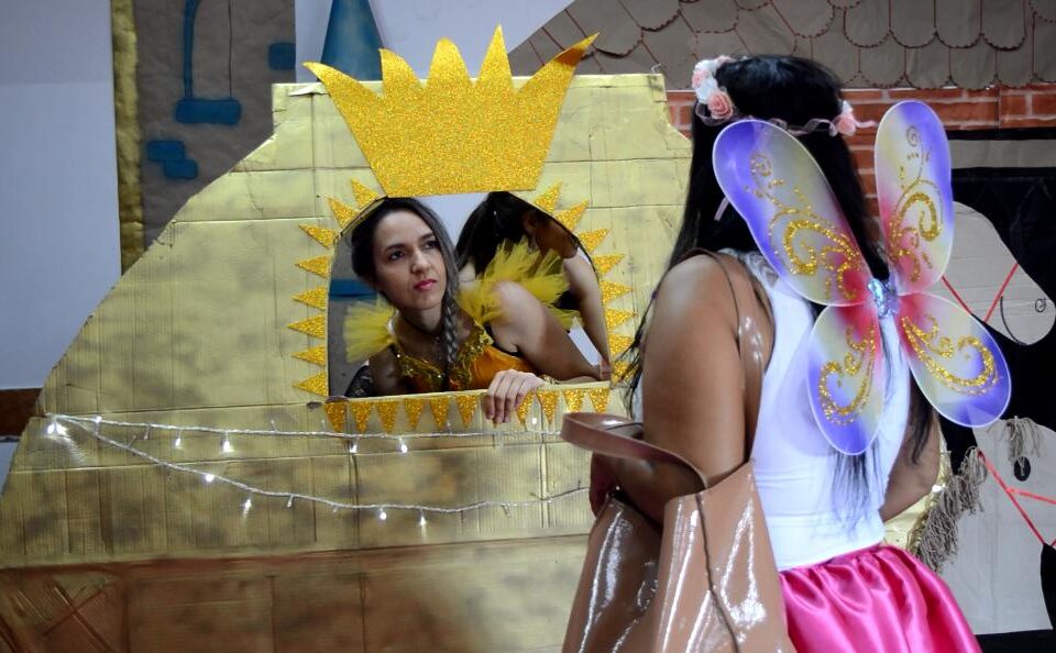 Alunos interpretaram o clássico Cinderela